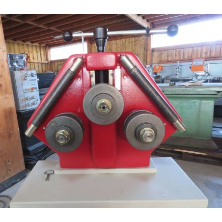 Cintreuse à profilés hydraulique APK 30 occasion